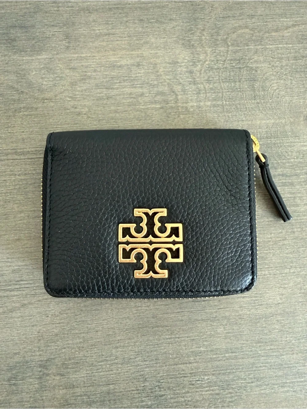 Tory Burch Britten  Leather Compact Wallet with Gold Logo New/ no tag